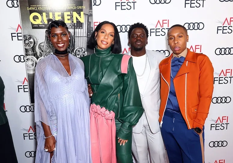 妈妈的朋友团队与国际明星在红毯上的合影